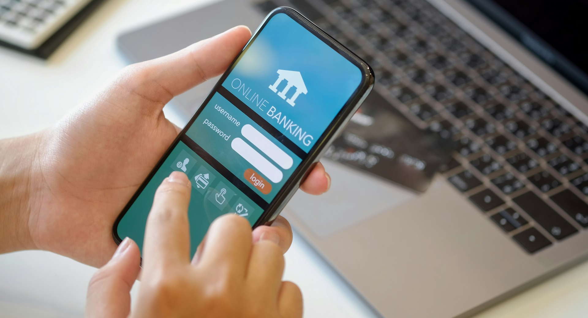 Ein Mensch beim Online-Banking mit dem Handy