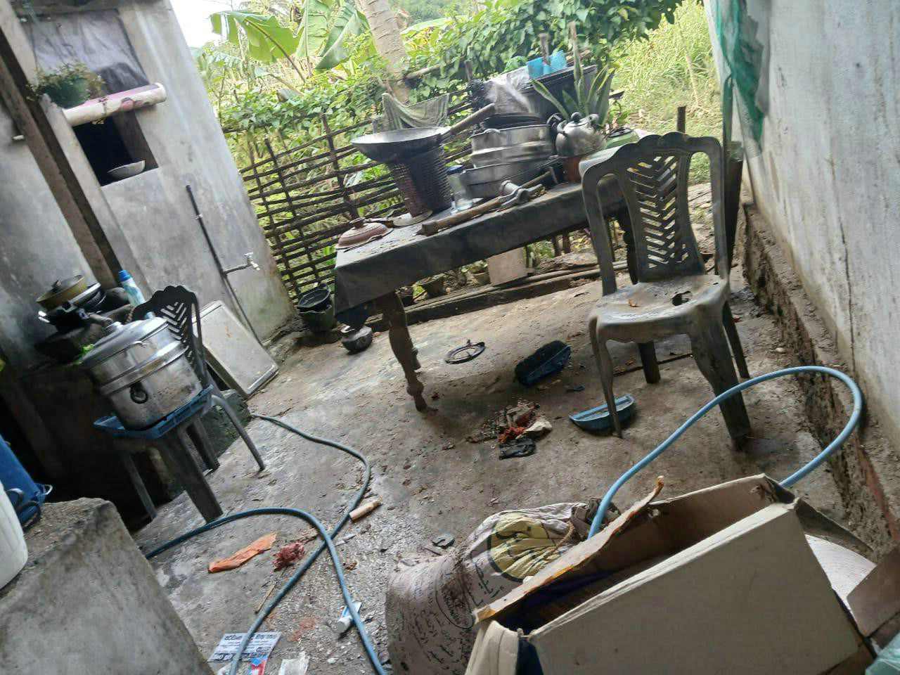 SriLanka_Ditwah_011_web Töpfe, Pfannen, Stühle nachdem Schlamm durch das Haus geschwemmt wurde.