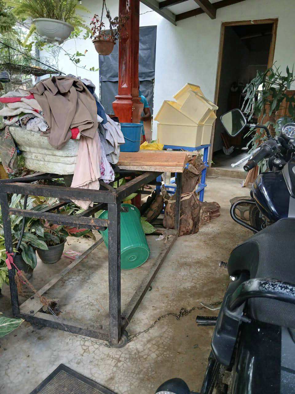 SriLanka_Ditwah_012_web Vor einem Haus sind Dinge zum Trocknen abgestellt.