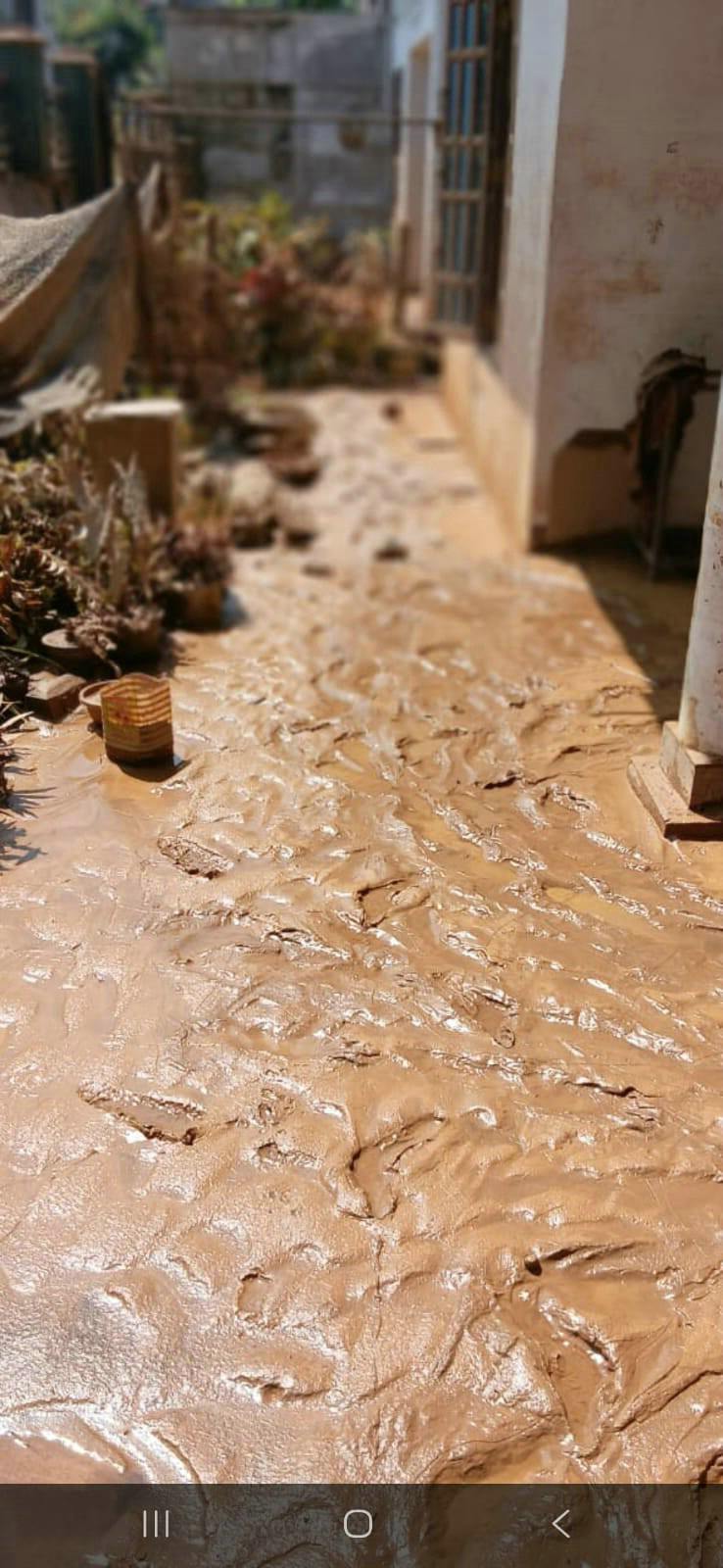 SriLanka_Ditwah_015_web Wassermasse mit Schlamm schieben sich durch die Gasse.