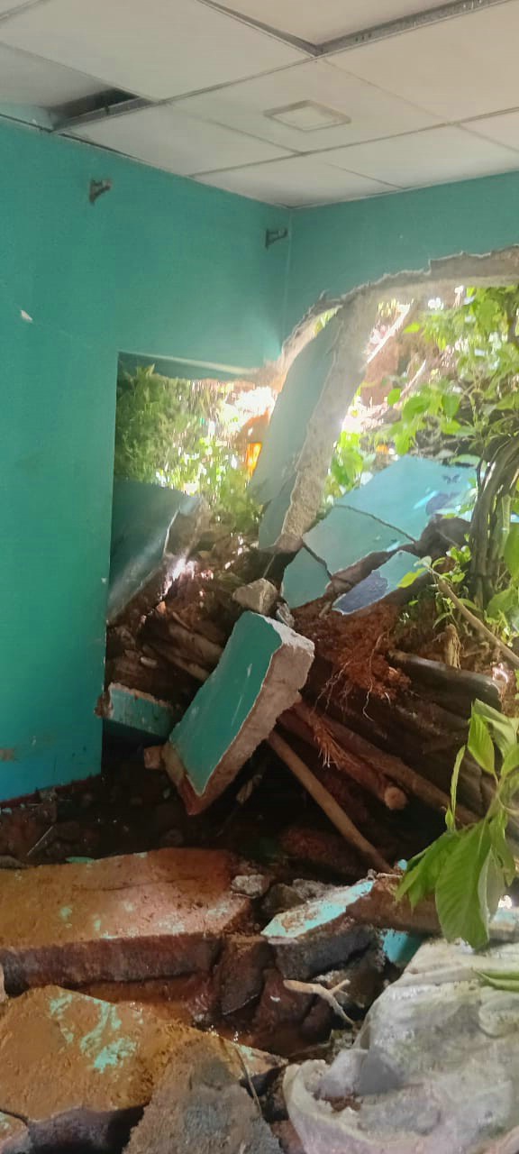 SriLanka_Ditwah_017_web Die Außenwand eines Hauses ist durch die Flulten eingestürzt.