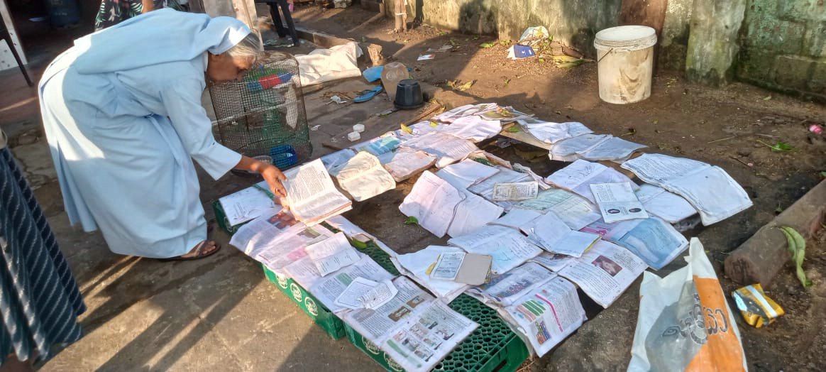 SriLanka_Ditwah_018_web Schwestern in Sri Lanka beim trocknen von Büchern nach der Überflutung