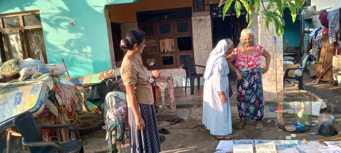Schwestern in Sri Lanka vor dem Haus einer betroffenen Familie
