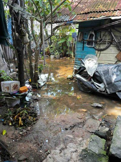 SriLanka_Ditwah_020_web Ein überfulteter Hinterhof in Sri Lanka