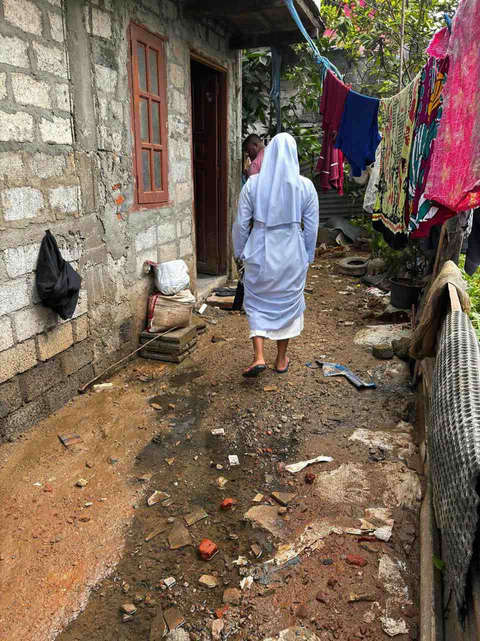 SriLanka_Ditwah_021_web Schwester in Sri Lanka auf dem Weg in ein betroffenes Haus