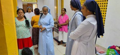 SriLanka_Ditwah_023_web Schwestern in Sri Lanka mit Opfern der Überschwemmungen in einer Sammelunterkunft