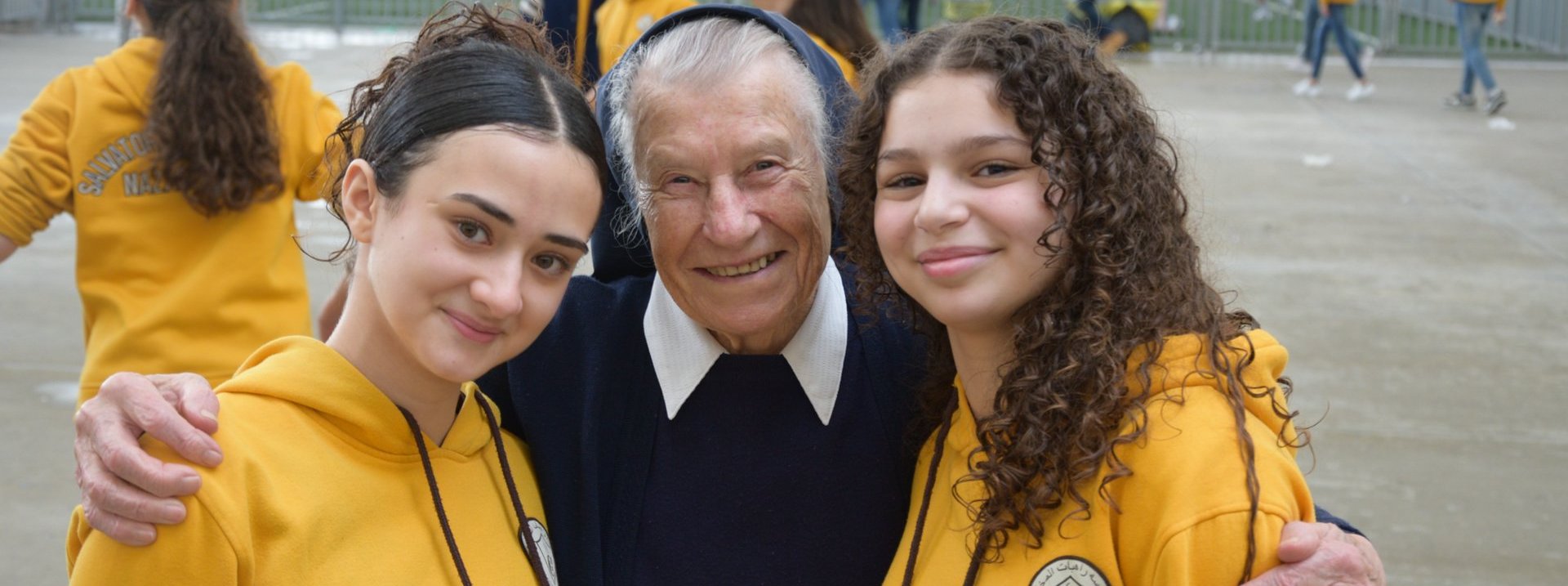 heiliges_land_Klara_Brief_DSC_0658_web_header Sr. Klara mit zwei Schülerinnen