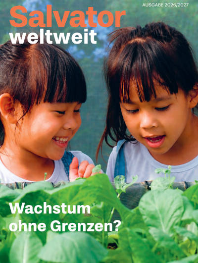 Titelbild Salvator weltweit - Zwei Mädchen freuen sich über ein Beet mit Pflanzen